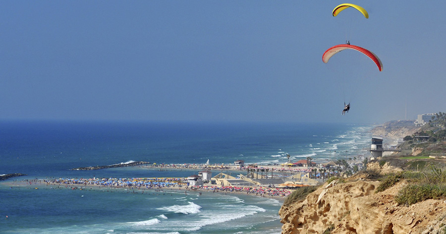 Una escapada a Netanya, la ciudad de Israel que florece de color carmesí